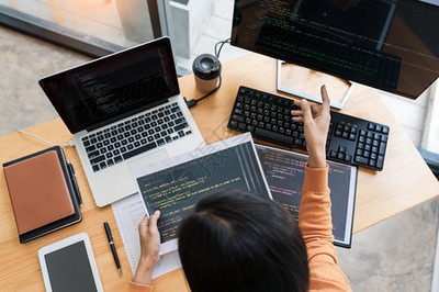 辦公室軟件開發(fā)中的編程員 臺式電腦代碼技術(shù)與網(wǎng)站設計的綜合實踐